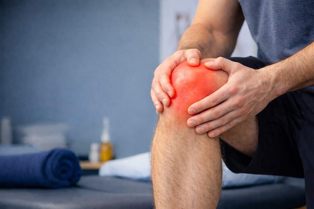 Paciente con dolor e inflamación en la rodilla recibiendo atención en fisioterapia